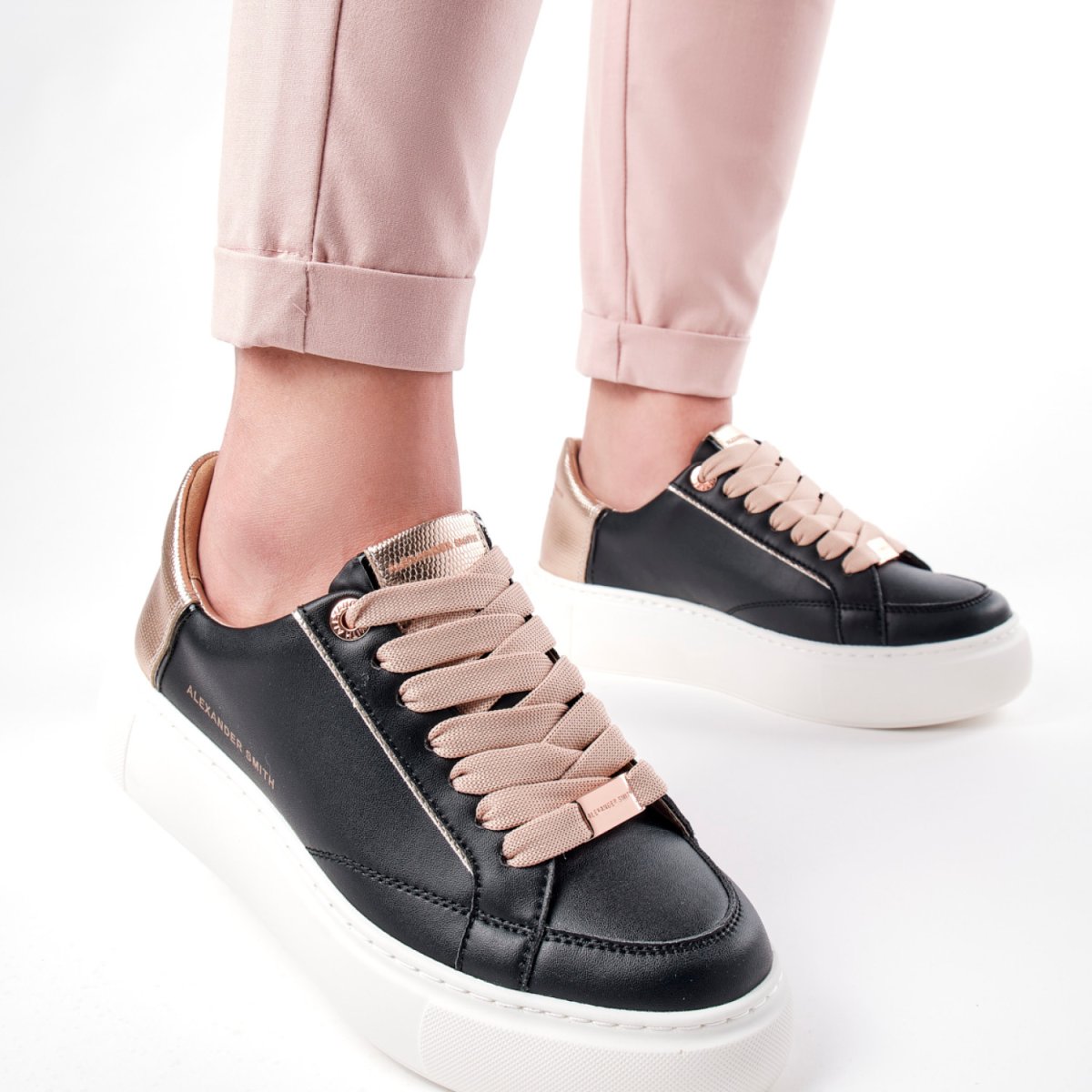 Sneakers vegana nera con sperone platino rosato - immagine 7