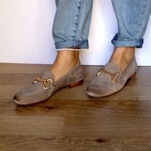 Mocassino camoscio taupe con fibbia