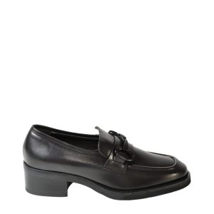 Mocassino in pelle nera con accessorio a staffetta