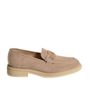 Mocassino in suede new biscuit e accessorio su colore