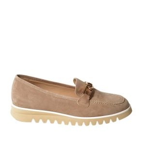 Mocassino in suede biscotto con accessorio dorato